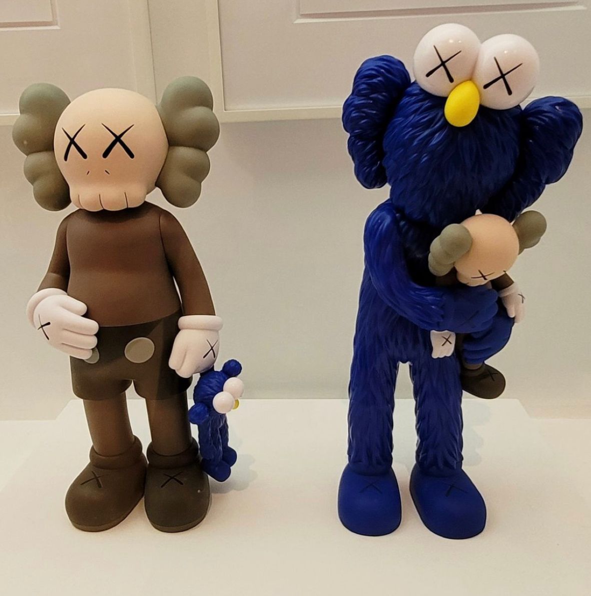 בובת קאוס חיבוק - Kaws